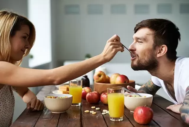 eng Fra fiddert e Mann mat Nëss fir d 'Potenz ze erhéijen