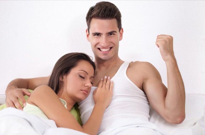 Staarke Mann am Bett mat engem Meedchen